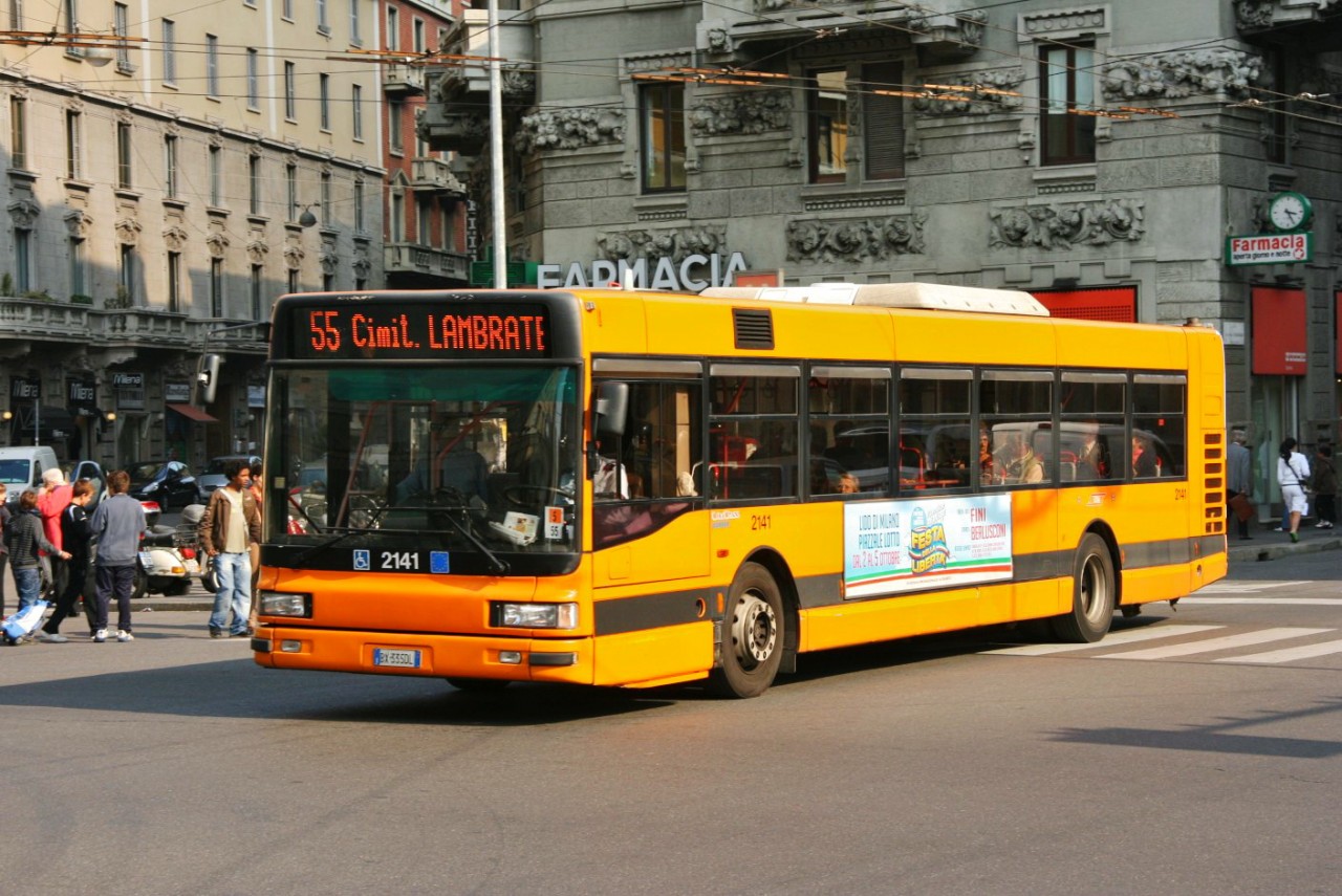 Миланский желтый автобус
