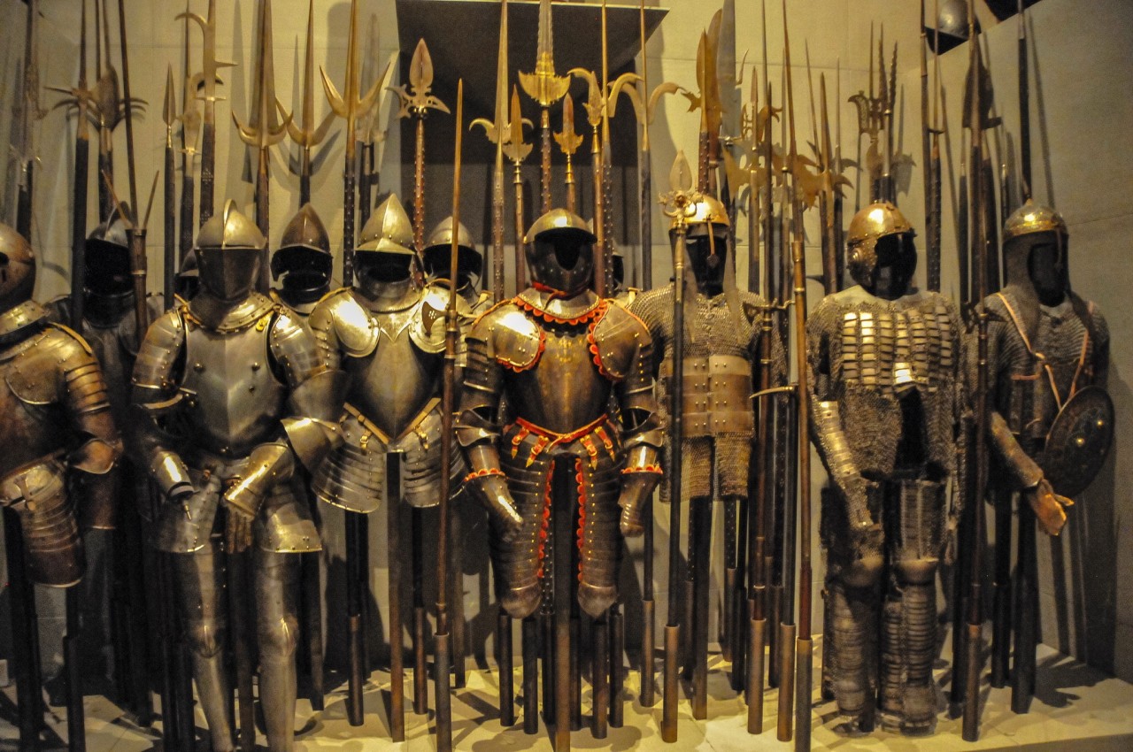 Старинное оружие и доспехи в музее Польди-Пеццоли