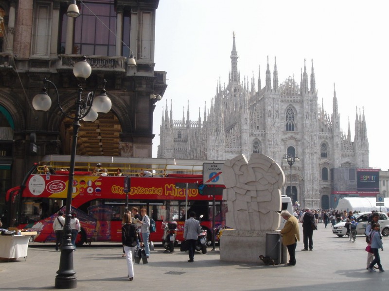 Двухэтажные туристические автобусы в Милане