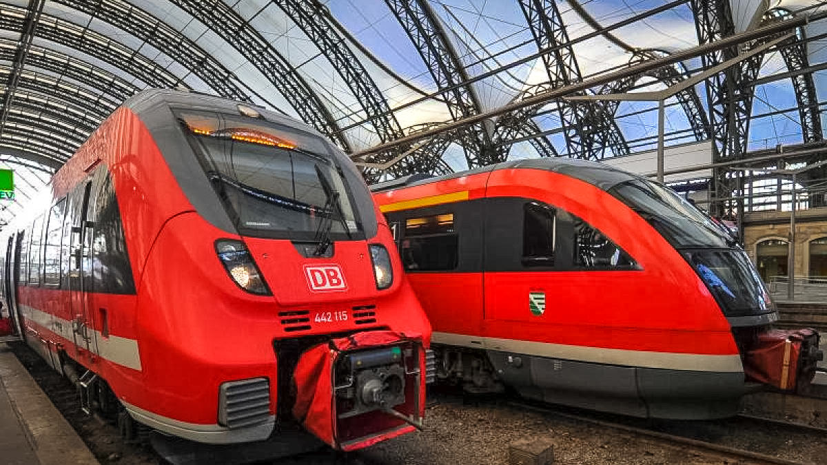 Поезд RE на вокзале Дрездена