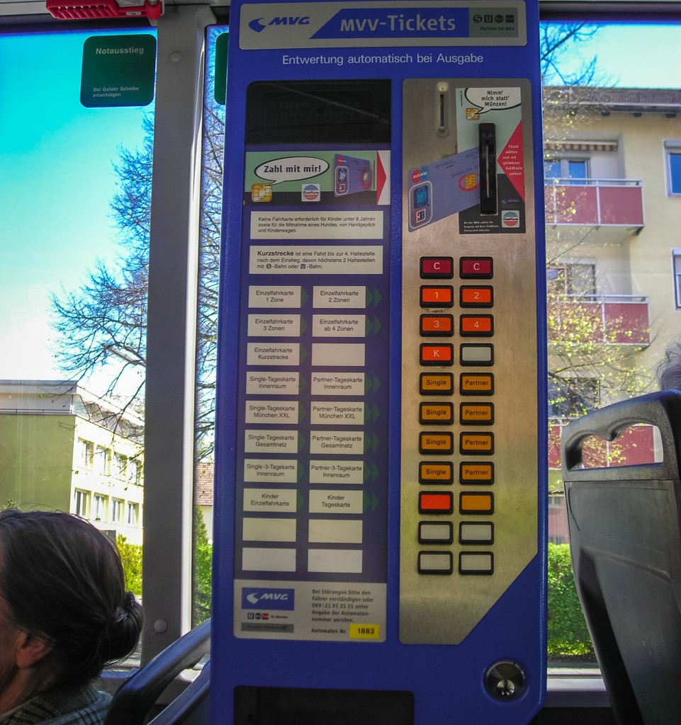 Билетный автомат в автобусе