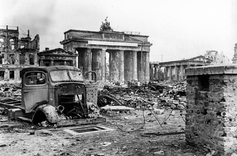Бранденбургские ворота в июне 1945 г.