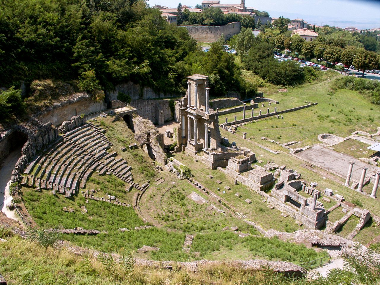 Руины древнеримского театра (Teatro romano)